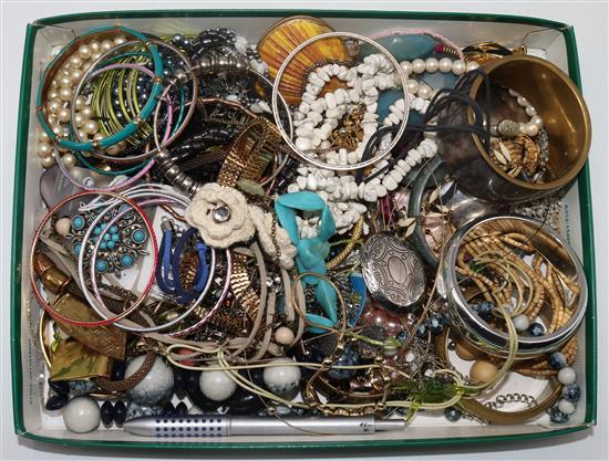 Quantity of costume jewellery